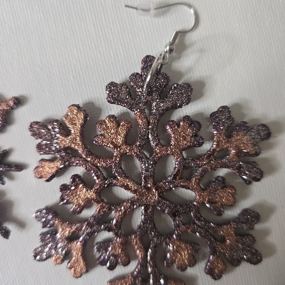 HANDCRAFTED Snowflake Pierced Earrings HANDPAINTED Holiday Jewelry Accessories - Picture 8 of 17